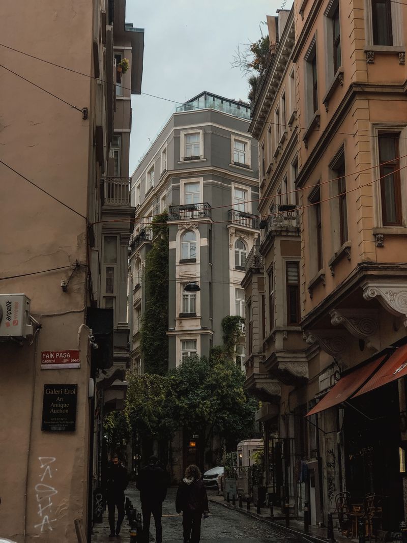 Istanbul als Zwischenstopp auf dem Weg nach Palästina: Die historische und politische Bedeutung der türkischen Stadt für die Region.Istanbul,Zwischenstopp,Palästina,historisch,politisch,Türkei,Stadt,Region.