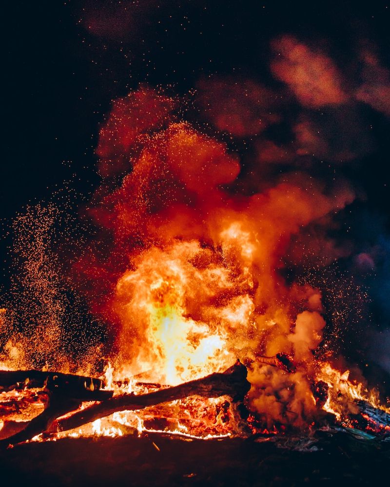 Feuer im Europa-Park: Effektives Eingreifen der Feuerwehr sorgt für Brandkontrolle, Einsatzkräfte bleiben vor OrtFeuerwehr,Europa-Park,Brandkontrolle,Einsatzkräfte,Eingreifen