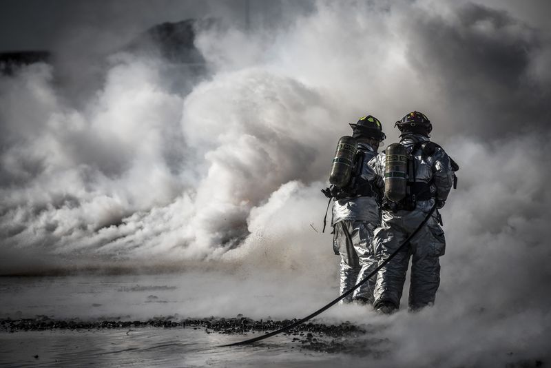 Kanaren in Flammen: Der erbitterte Kampf der Feuerwehr gegen den Waldbrand auf TeneriffaKanaren,Flammen,Feuerwehr,Waldbrand,Teneriffa