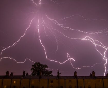 Titel: Tragischer Vorfall: Mann erliegt den Folgen eines BlitzschlagsTragödie,Blitzschlag,Unfall,Todesfall,Naturgewalt