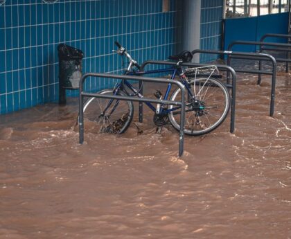 Der Klimawandel trifft das Münsterland: Hochwasser bedroht Straßen und Autos - Eine Untersuchung der Flutgefahren in der RegionKlimawandel,Münsterland,Hochwasser,Flutgefahren,Straßen,Autos