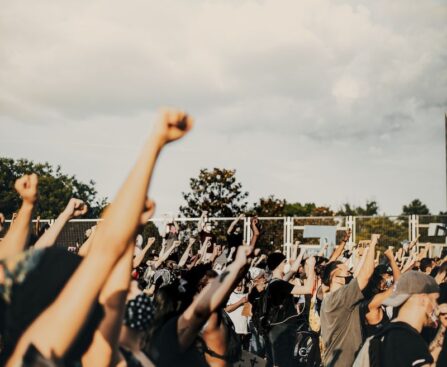 Empörung über Merz-Äußerungen: "Erbärmlicher Populismus" - Ein Blick auf die ReaktionenEmpörung,Merz,Äußerungen,Populismus,Reaktionen