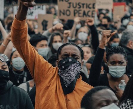 Gewaltsame Proteste in Berlin-Neukölln: Polizei nimmt Verdächtige fest und setzt Wasserwerfer einGewalt,Proteste,Berlin,Neukölln,Polizei,Verdächtige,Festnahme,Wasserwerfer